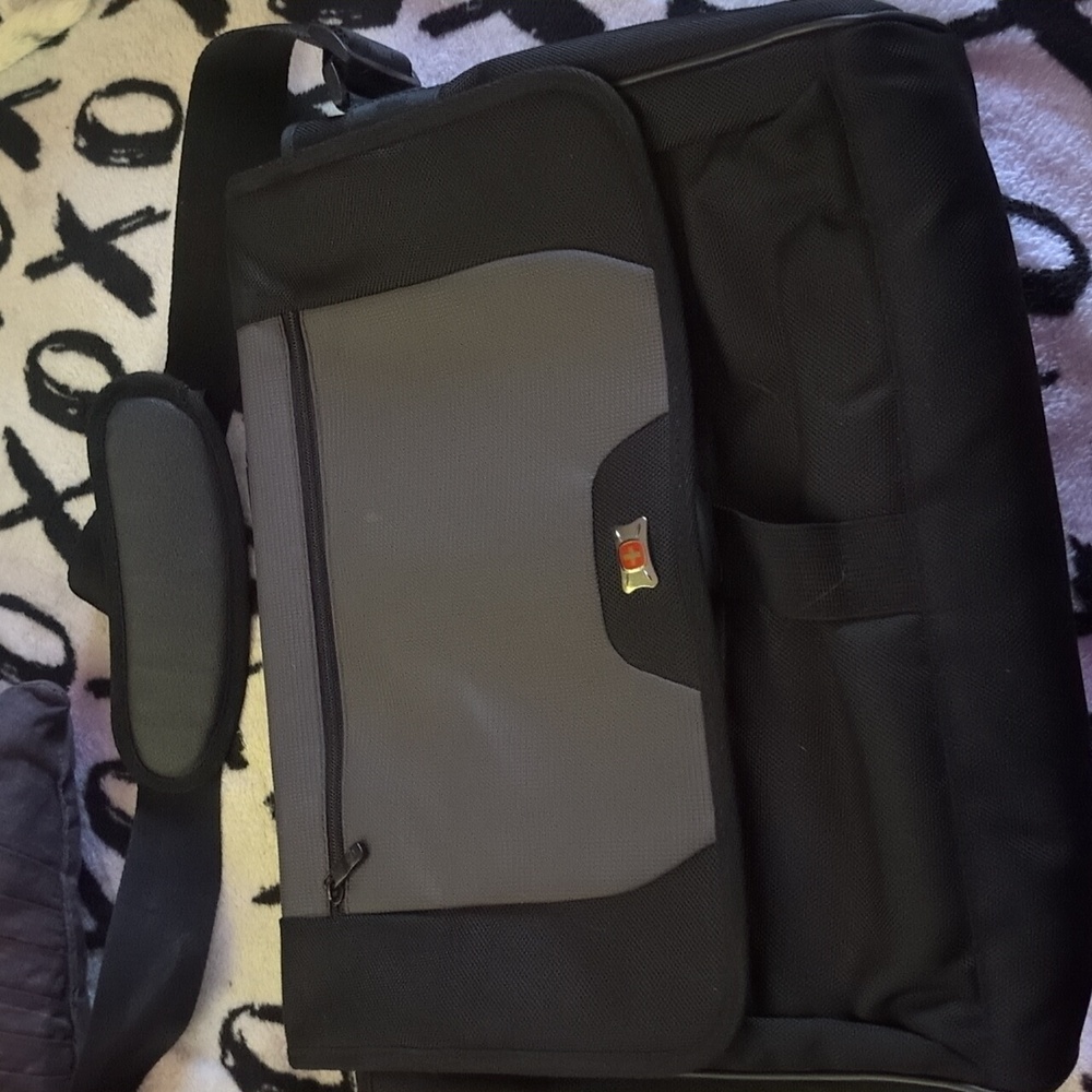 LAPTOP CARRYING CASE